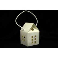 Scatola cartoncino trapuntato forma casa con manico. CM 12x12 H 18