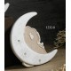Luna in resina con sposi e dettagli strass, scatolina pvc porta confetti interna e scatola. CM 12x10 MADE IN ITALY