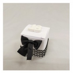 Scatolina cartoncino con dettagli strass, fiocco nero e gesso 18. CM 5x5 H 5