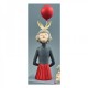 Donna con palloncino rosso alle spalle. CM 46