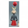 Donna con palloncino rosso alle spalle. CM 46