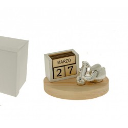 Vespa in resina argentata su base legno e calendario,scatola compresa.MIS.11X H6CM